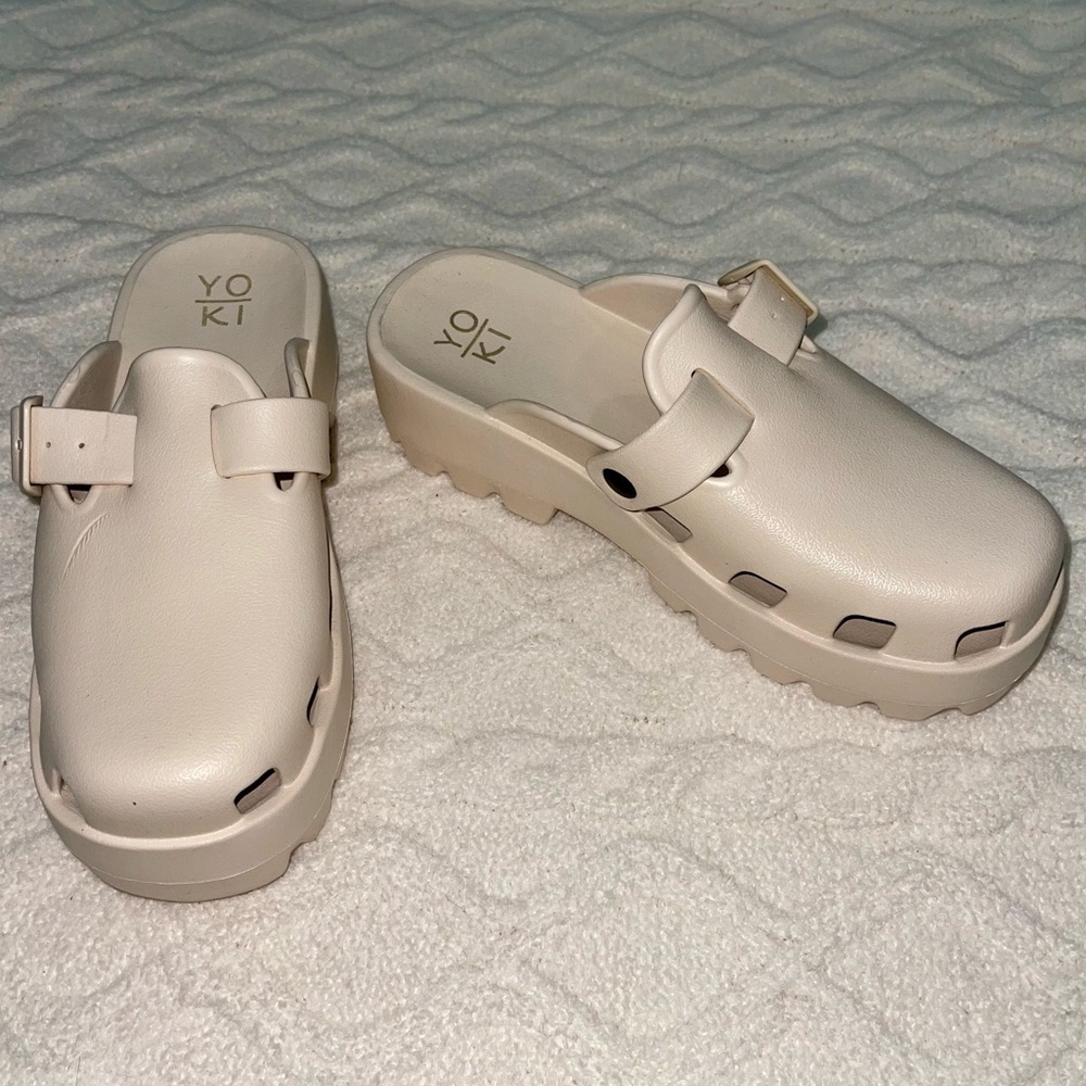 CREAM CLOGS